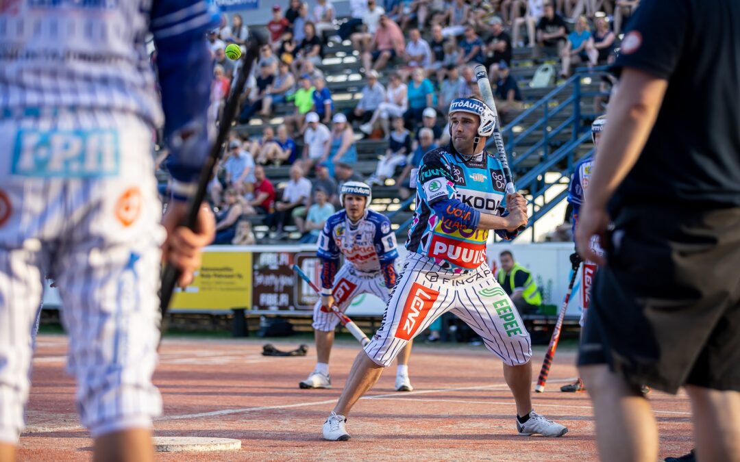 Jukka-Pekka Vainionpää moukaroi kuukauden pelaajaksi, Tiia Peltoselle ensimmäinen valinta!