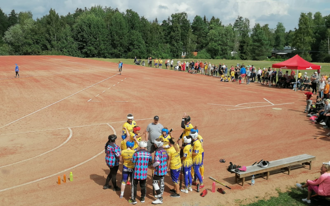 Pesisinnostus on vallannut lyhyessä ajassa Sastamalan – julkkiksetkin paikalla uuden hiekkatekonurmen avajaisissa!