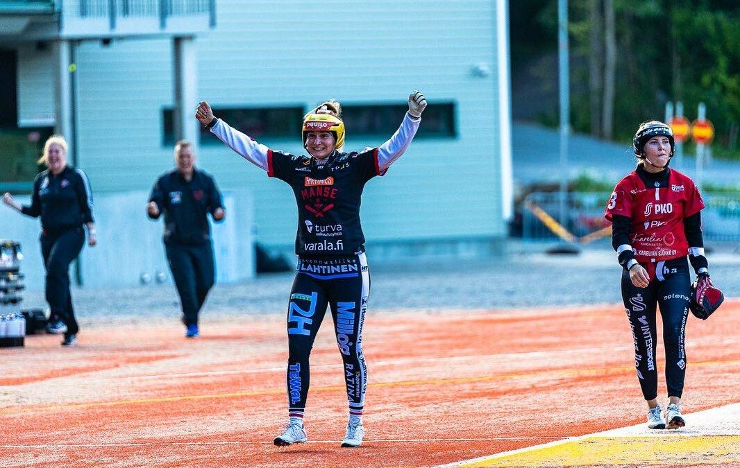 Hirmuvireinen Siri Eskola johdatti Mansen runkosarjan ykköseksi – kaksi historiallista pudotuspelipaikkaa naisten Superpesiksessä!