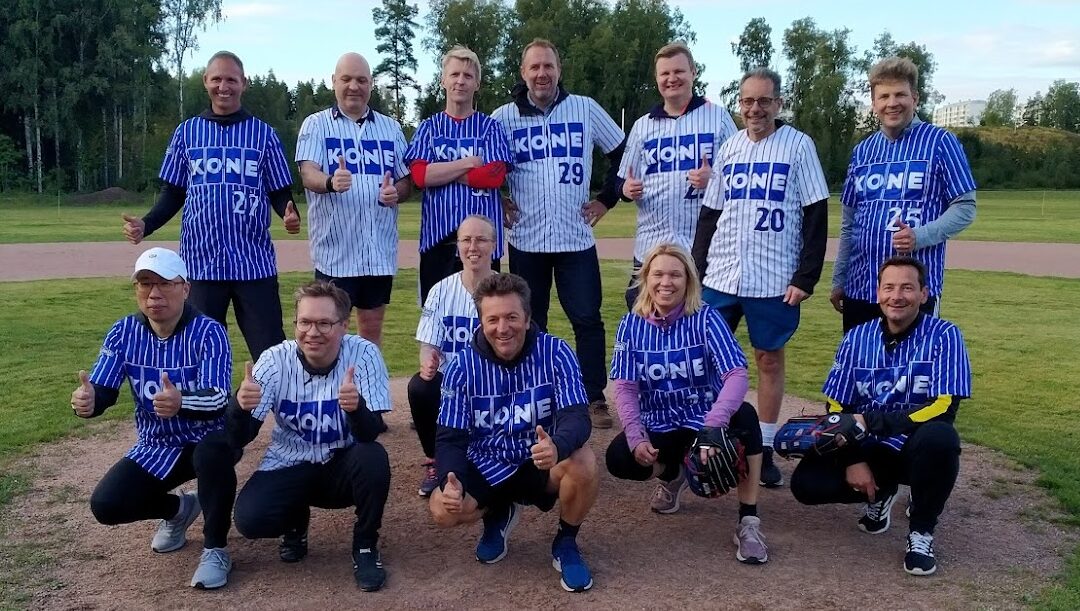 Yrityssoftball on hauskaa – Kone Oyj:n kansainvälisellä tiimillä liikunnallinen kokouspäivän päätös Myllypuron baseball kentällä