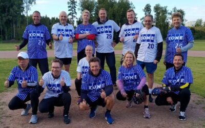 Yrityssoftball on hauskaa – Kone Oyj:n kansainvälisellä tiimillä liikunnallinen kokouspäivän päätös Myllypuron baseball kentällä