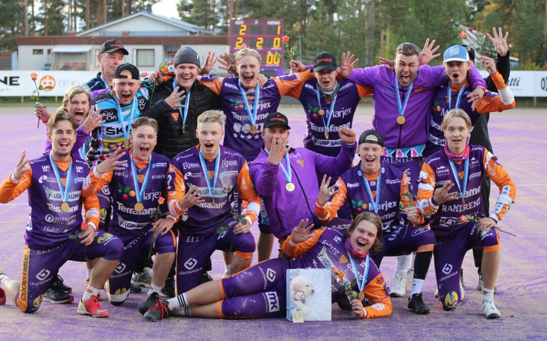 Jymyn pojat juhlivat ensimmäistä Marjex Stadionin Suomen mestaruutta Sotkamossa