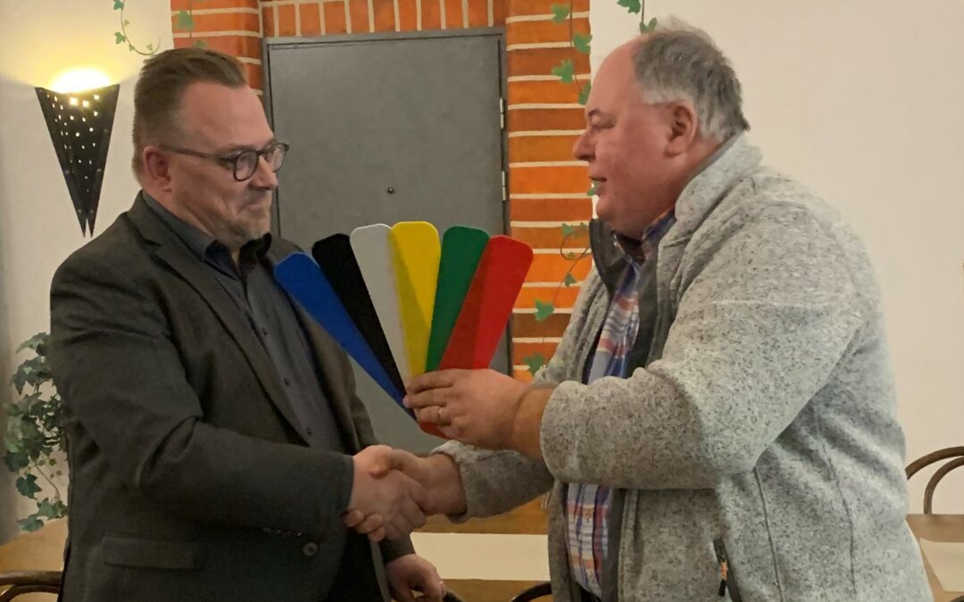 Rauno Airas luovutti puheenjohtajuuden Matti Mäkiselle