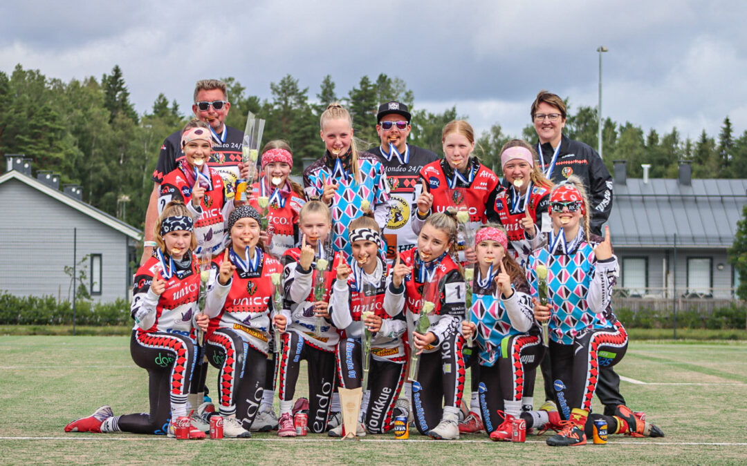 Kouvolan Pallonlyöjät pelasi poikien ja Seinäjoen Maila-Jussit tyttöjen mestariksi Suurleirillä