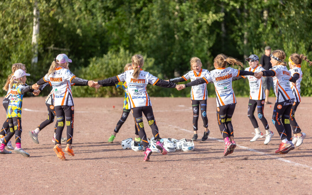 Unohtumattomia elämyksiä, tiukkoja pelejä, hauskanpitoa uusien ja vanhojen kavereiden kanssa – niistä on pesisleirikesä tehty