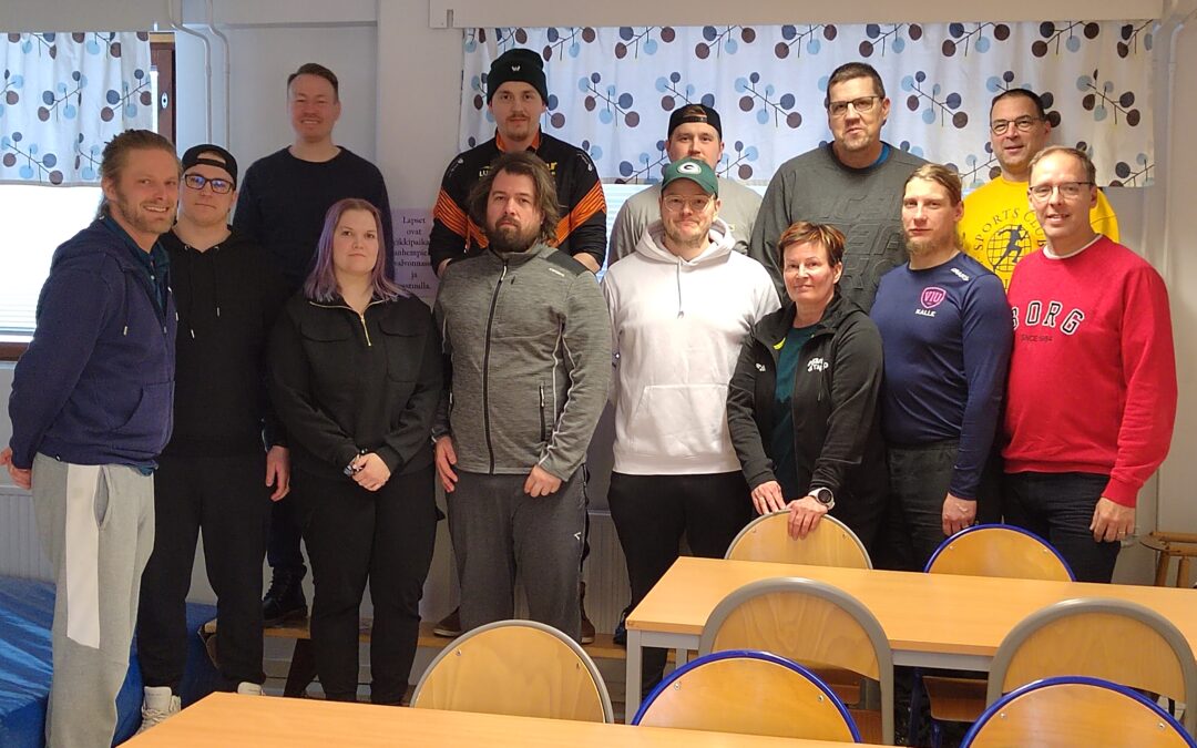 Pesäpallon lajivalmentajatutkinto innostaa monipuolisuudellaan