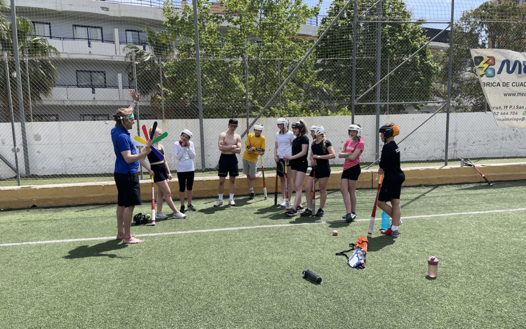 Ensi kertaa yksin ulkomailla – pesäpallon yläkoululeiritys Aurinkorannikolla on nuorille monin tavoin opettavainen kokemus