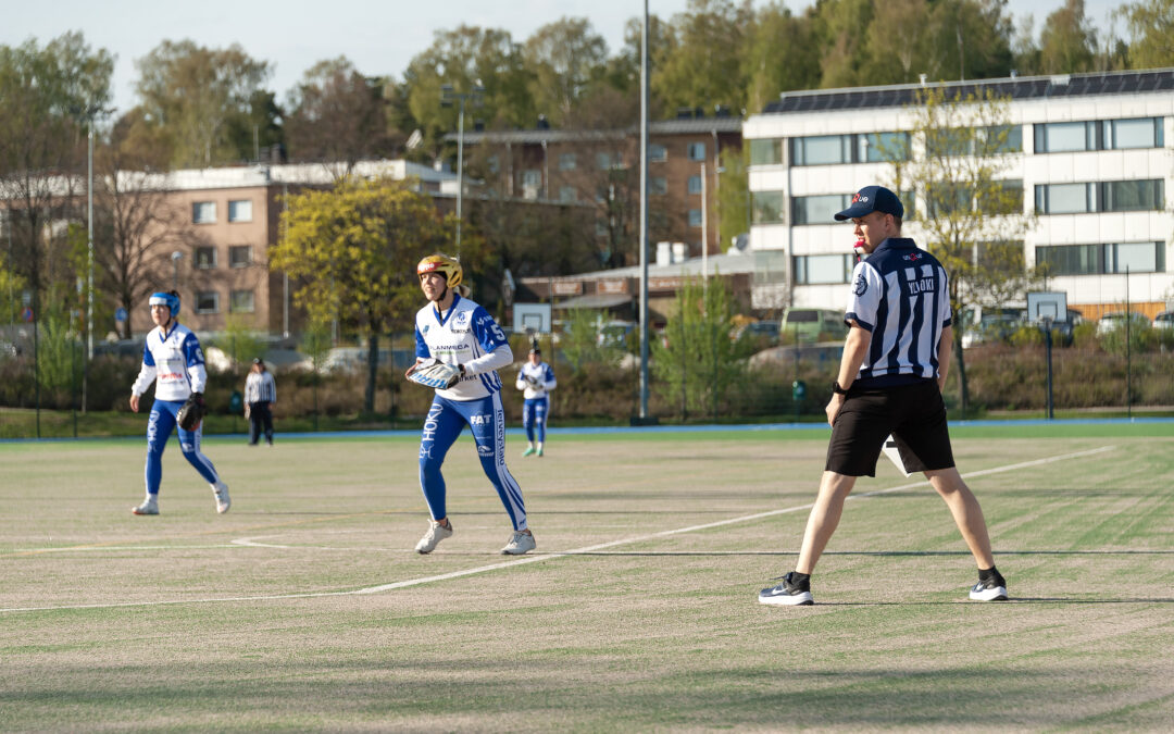 Roihuttarien kotiottelussa teemana tuomaritoiminta – Helsingin Pesäpallotuomarit täyttää 70 vuotta!