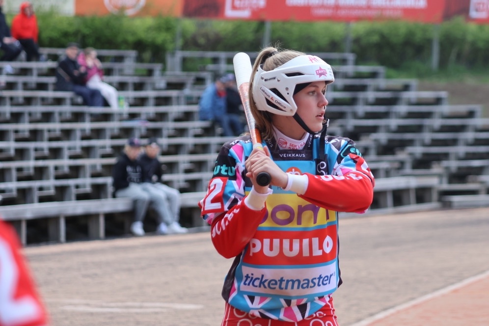 Superpesisdebytantti Jenni Matola nousee naisten Itä-Länteen