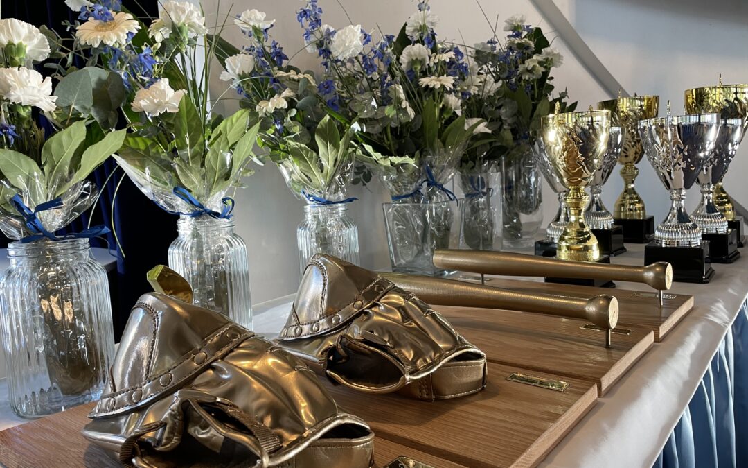 Pesäpallokauden parhaat 2023 palkittu – Roope Korhonen kahmi palkintoja, Virpi Hukka naisten vuoden pesäpalloilija!