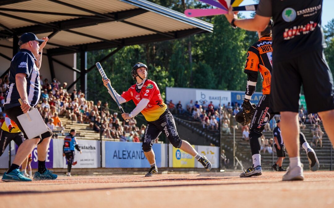 Itä-Länteen kolme viime hetken poisjääntiä